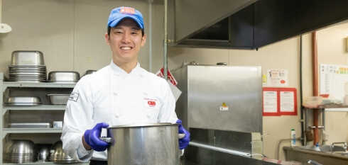 調理補助スタッフの仕事の様子