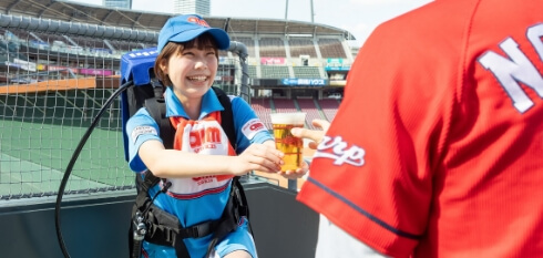 売り子スタッフの仕事の様子